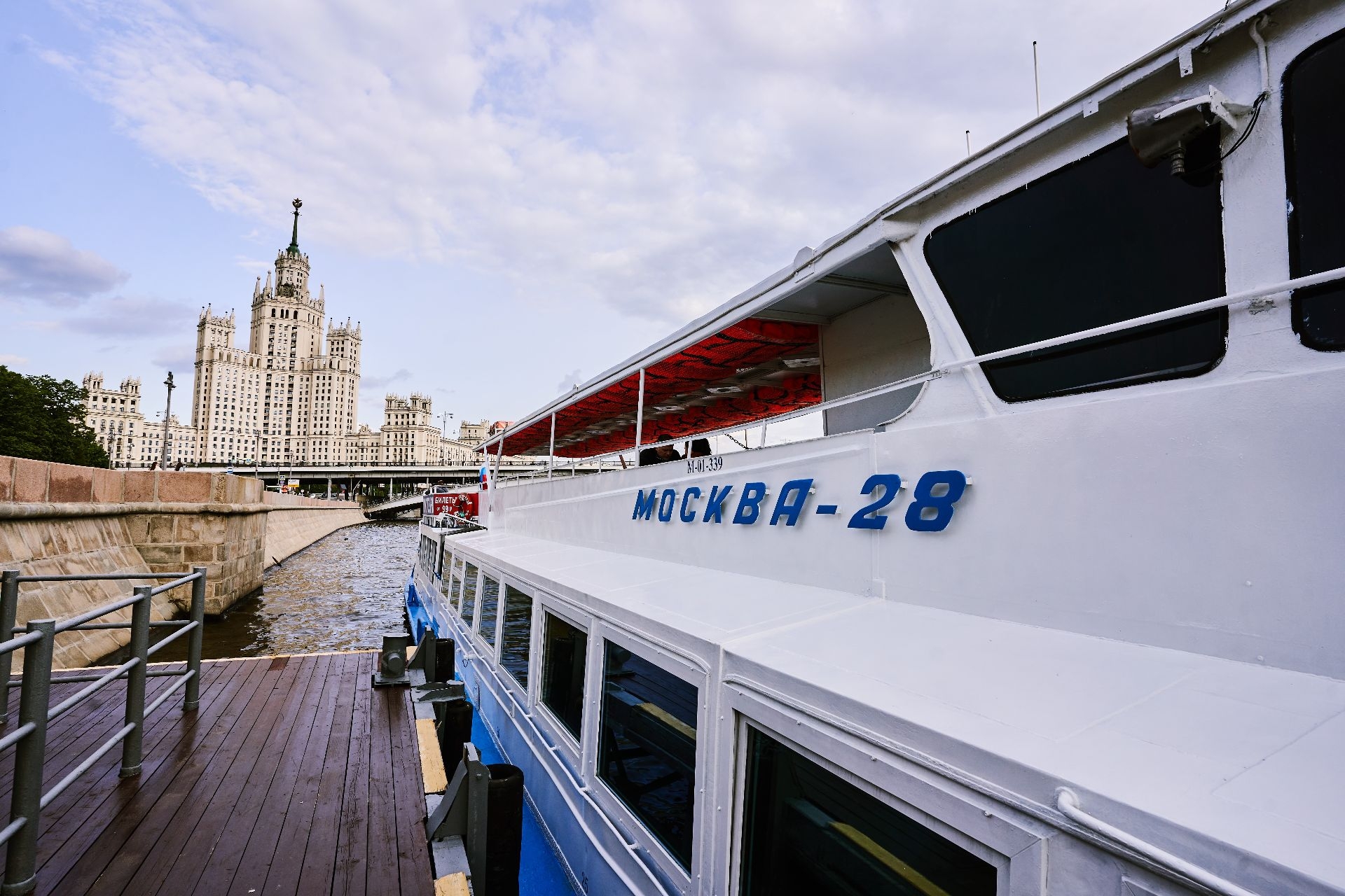 Речная прогулка на теплоходе от причала "Воробьевы горы" по центру Москвы — фото 5
