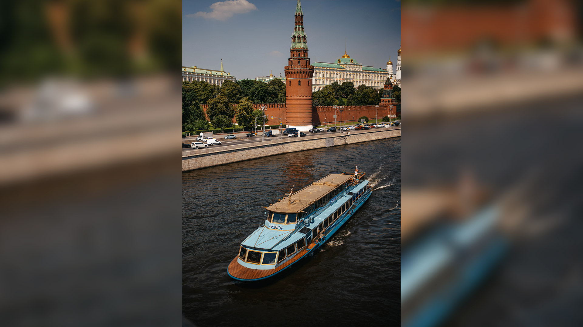 Прогулка по Москве-реке на дизайнерском теплоходе "Волна" от причала "Киевский" — фото 4