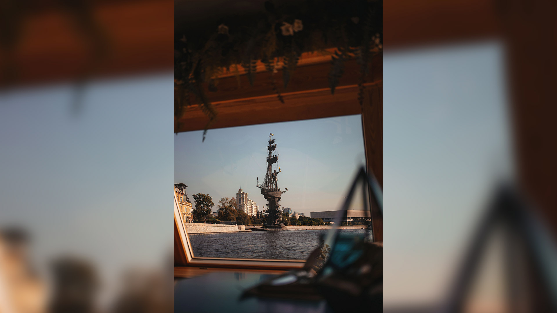 Прогулка по Москве-реке на дизайнерском теплоходе "Волна" от причала "Киевский" — фото 3