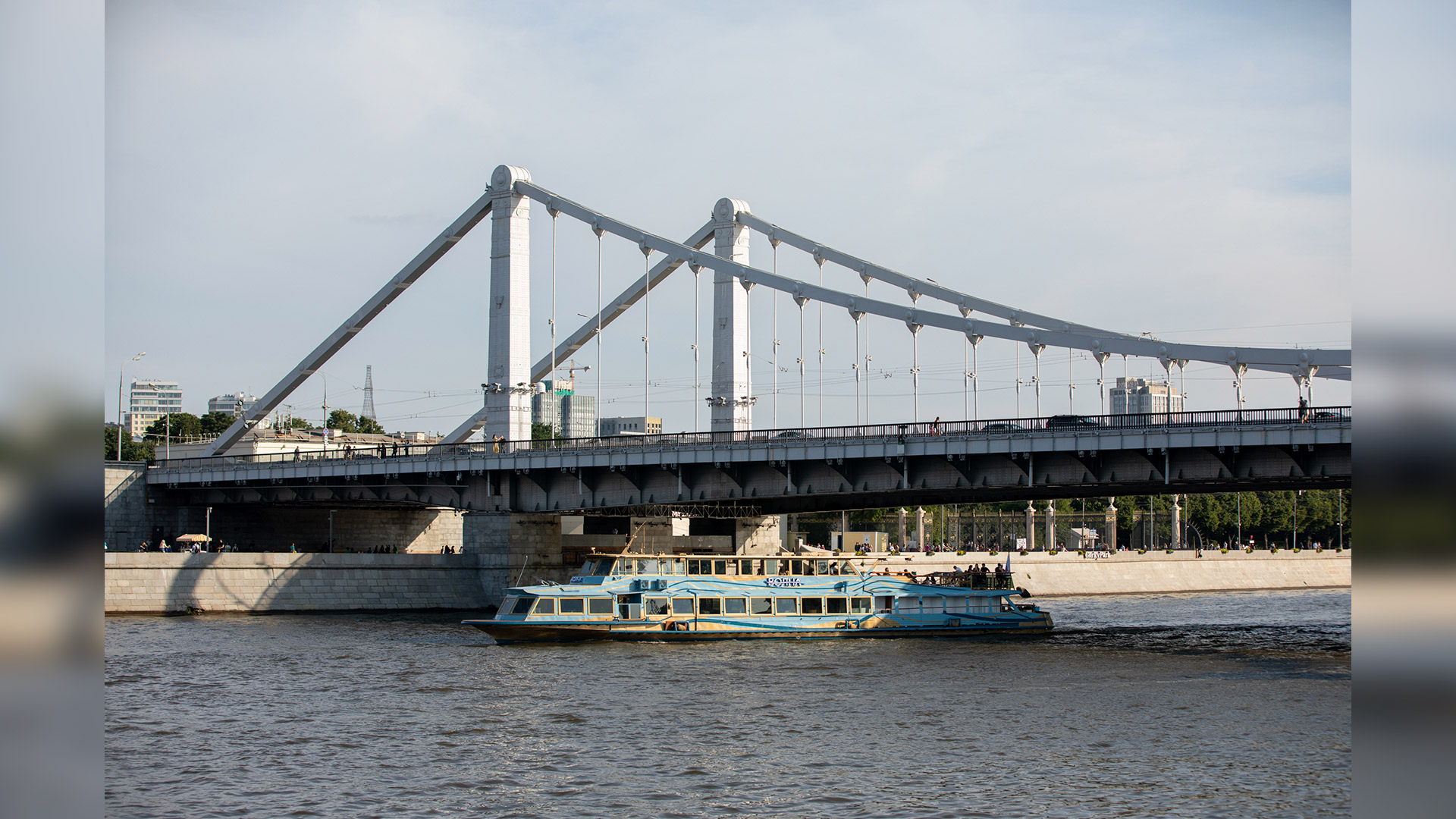 Прогулка по Москве-реке на дизайнерском теплоходе "Волна" от причала "Киевский" — фото 1
