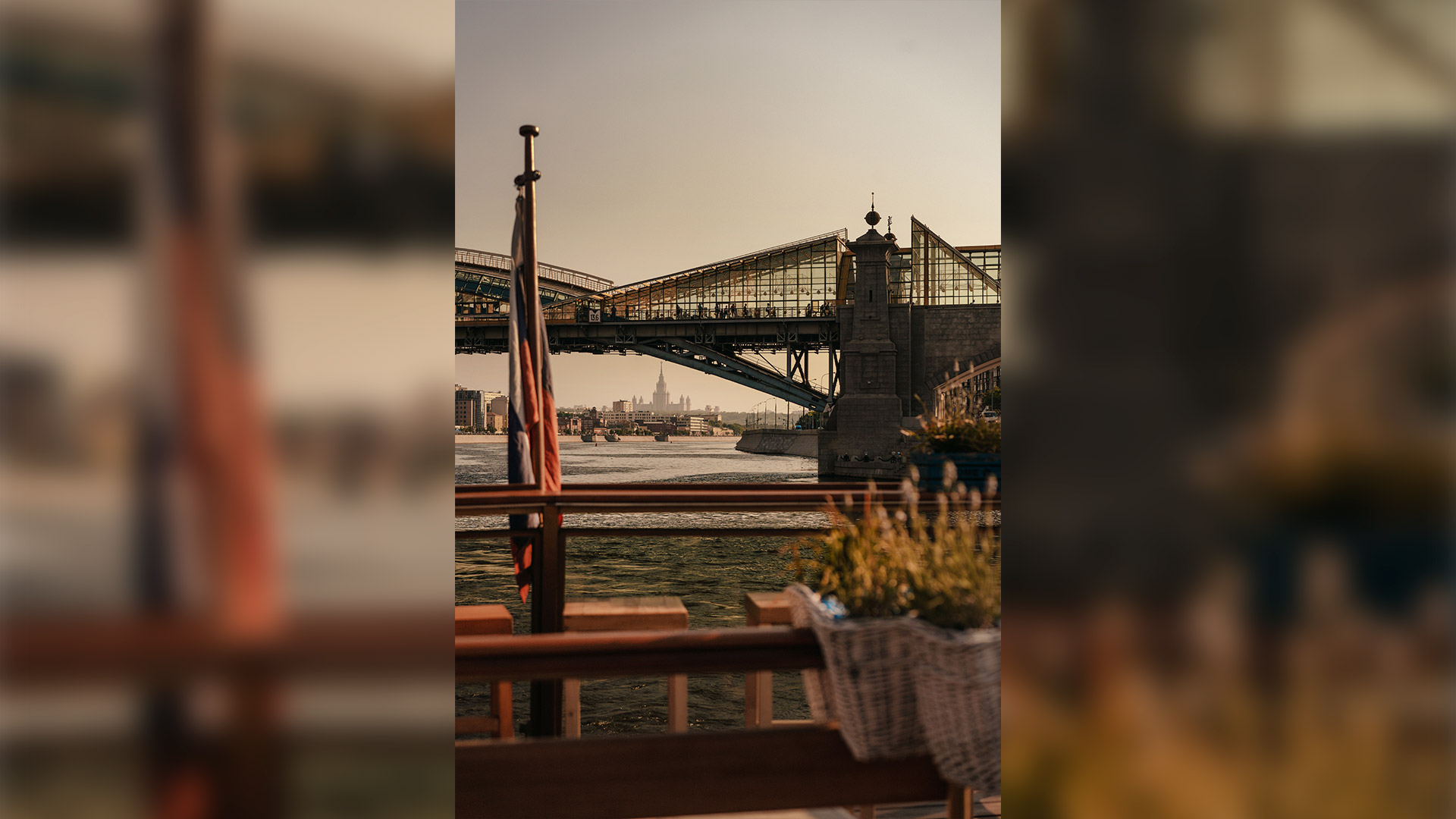 Прогулка по Москве-реке на дизайнерском теплоходе "Волна" от Китай-города — фото 2